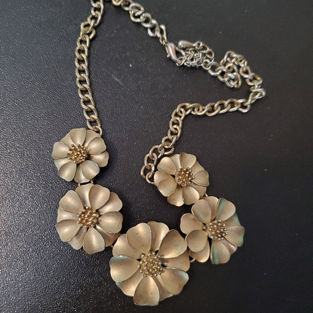 18" Gold Tone Flower Collar Style Necklace Theme